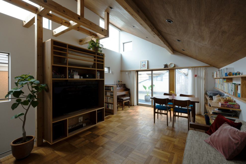 Kleine, Offene Moderne Bibliothek ohne Kamin mit weißer Wandfarbe, braunem Holzboden, TV-Wand, braunem Boden, Holzdielendecke und Holzdielenwänden in Tokio