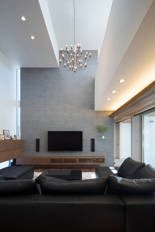 Exempel på ett modernt vardagsrum, med flerfärgade väggar, mellanmörkt trägolv och en väggmonterad TV