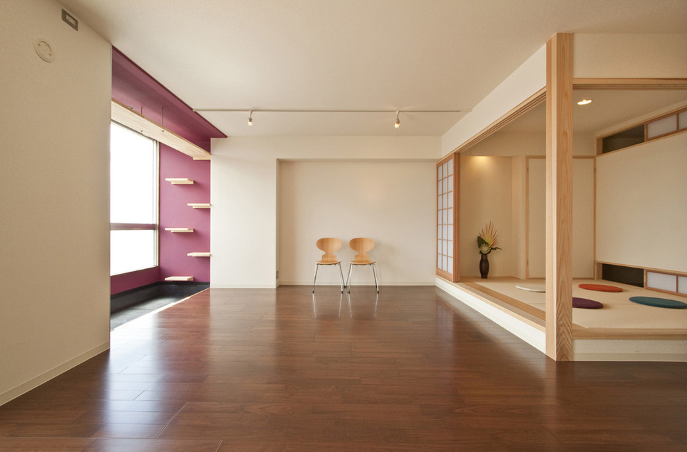 Modelo de salón asiático con paredes blancas y suelo de madera en tonos medios