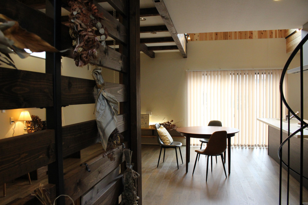 Idee per un soggiorno contemporaneo di medie dimensioni e aperto con pareti beige, parquet chiaro, TV a parete e soffitto in carta da parati
