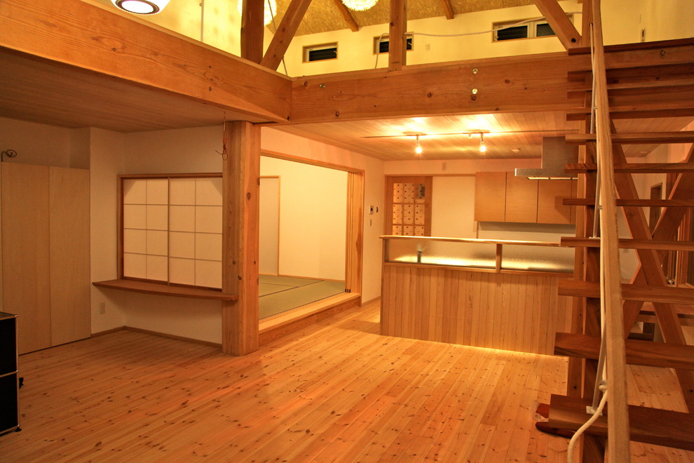 Kleines, Offenes Modernes Wohnzimmer mit weißer Wandfarbe, hellem Holzboden und beigem Boden in Sonstige