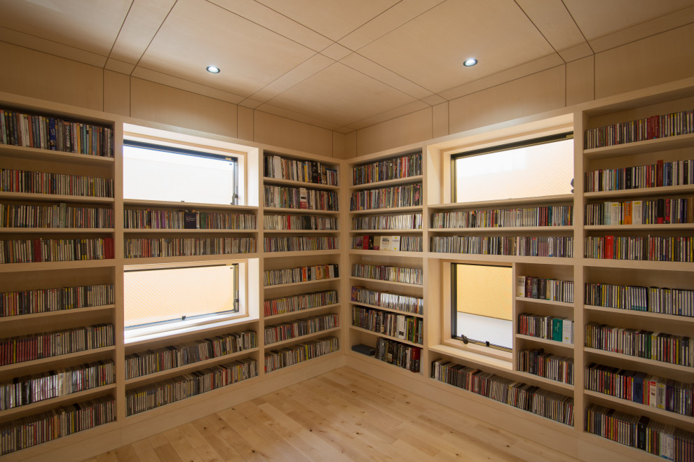 Abgetrenntes Modernes Musikzimmer mit beiger Wandfarbe, hellem Holzboden und beigem Boden in Tokio