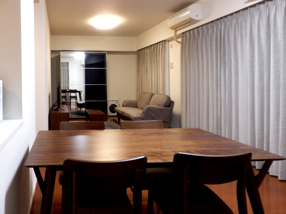 Mittelgroßes, Offenes Modernes Wohnzimmer ohne Kamin mit weißer Wandfarbe, Sperrholzboden, freistehendem TV und braunem Boden in Tokio Peripherie