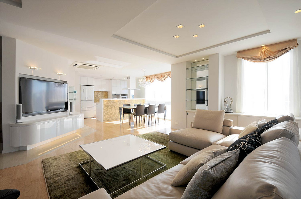 Immagine di un soggiorno vittoriano con pareti bianche, parquet chiaro, nessun camino, TV a parete e pavimento beige