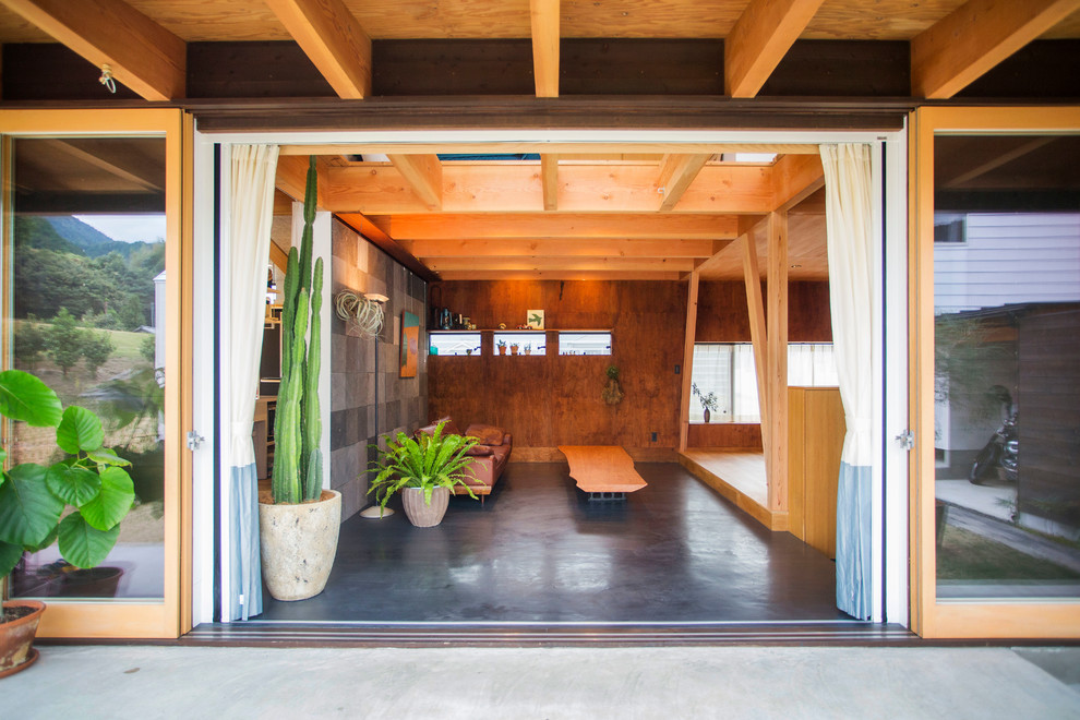 Imagen de salón para visitas abierto de estilo zen sin chimenea y televisor con paredes multicolor y suelo de cemento