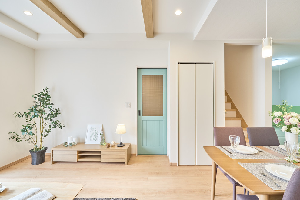Idéer för ett skandinaviskt vardagsrum, med vita väggar, plywoodgolv och beiget golv
