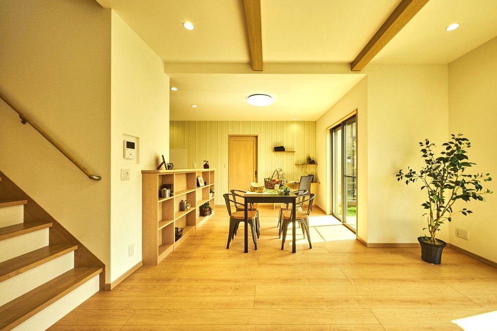 Nordisches Wohnzimmer mit weißer Wandfarbe, Sperrholzboden und beigem Boden in Sonstige