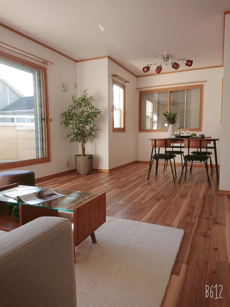 Свежая идея для дизайна: открытая гостиная комната среднего размера в классическом стиле с коричневым полом - отличное фото интерьера