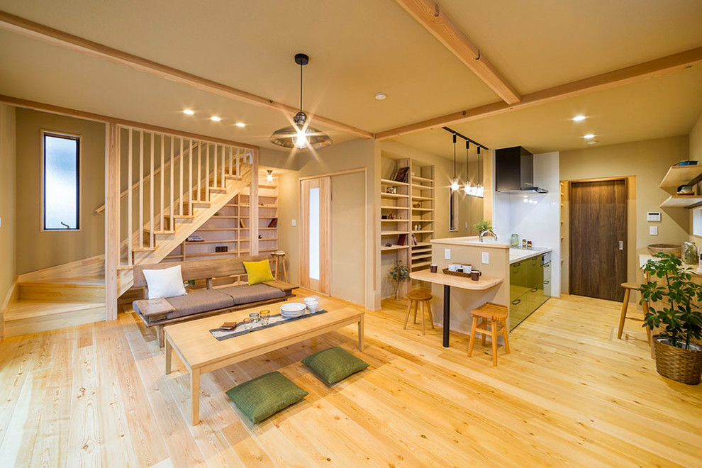 Offenes Wohnzimmer mit braunem Holzboden in Tokio Peripherie