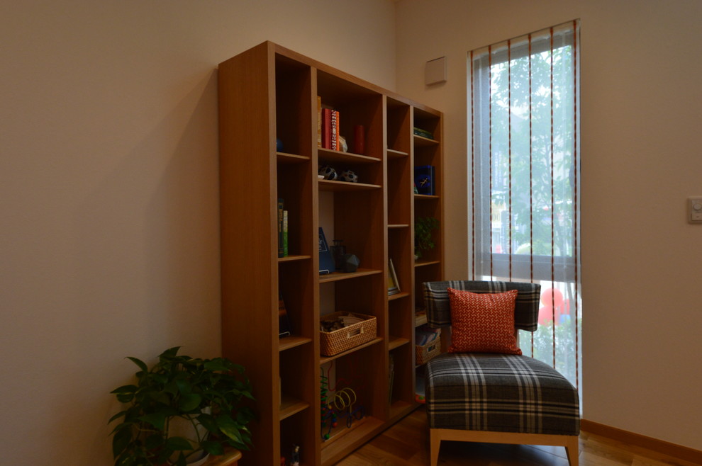 Cette photo montre un grand salon moderne ouvert avec un mur orange, un sol en bois brun, aucune cheminée et un téléviseur indépendant.