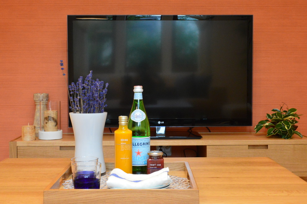 Стильный дизайн: большая открытая гостиная комната в стиле модернизм с оранжевыми стенами, паркетным полом среднего тона и отдельно стоящим телевизором без камина - последний тренд