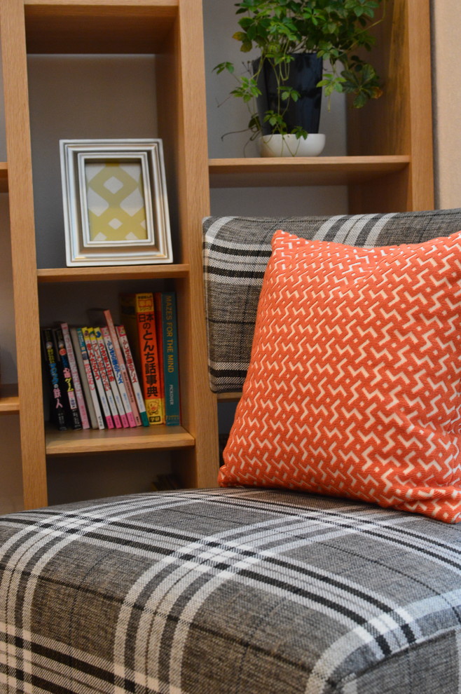 Réalisation d'un grand salon minimaliste ouvert avec un mur orange, un sol en bois brun, aucune cheminée et un téléviseur indépendant.