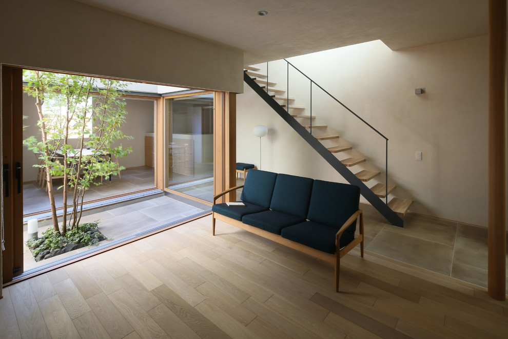Idéer för ett skandinaviskt vardagsrum, med vita väggar, plywoodgolv och grått golv