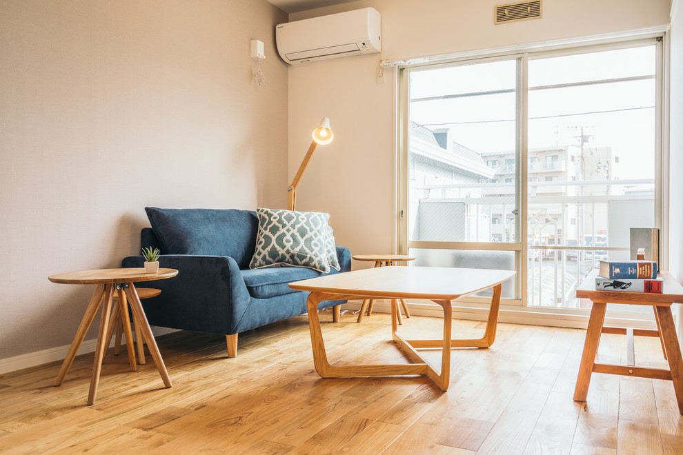 Foto di un soggiorno etnico chiuso con pareti beige e pavimento in legno massello medio