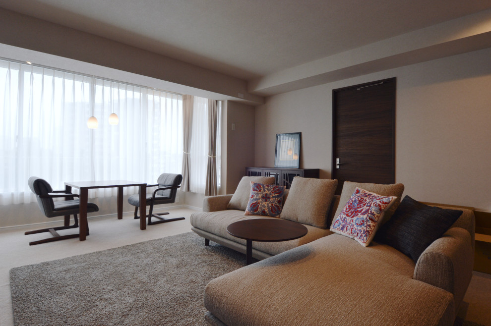 Ejemplo de salón abierto moderno de tamaño medio sin chimenea con paredes beige, moqueta, televisor independiente, suelo beige y papel pintado