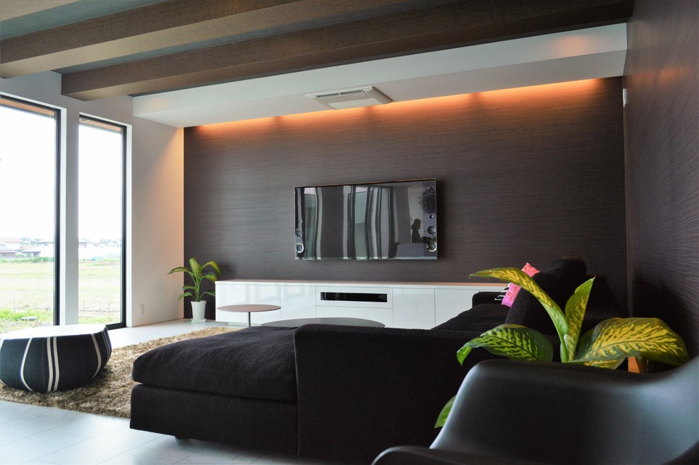 Modelo de salón abierto minimalista sin chimenea con paredes marrones, suelo de contrachapado y televisor colgado en la pared
