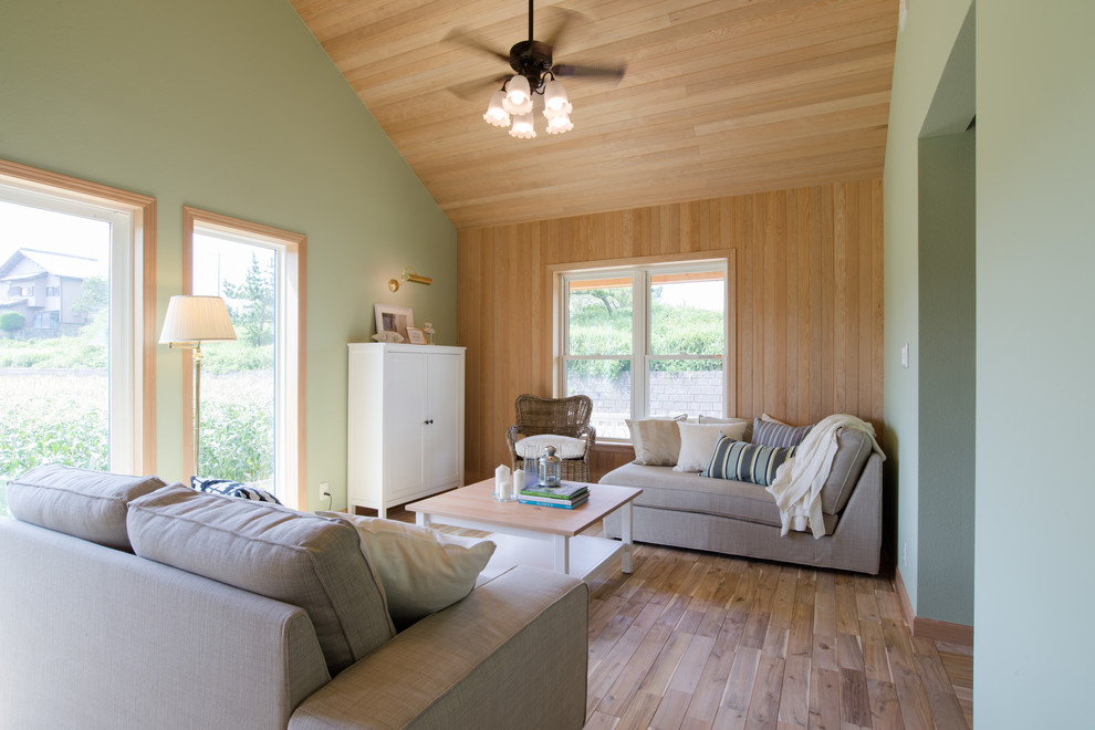 Idéer för att renovera ett mellanstort tropiskt separat vardagsrum, med beige väggar, mellanmörkt trägolv och brunt golv