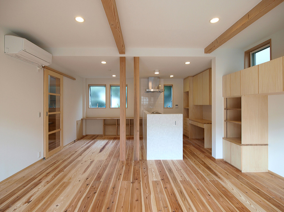 Nordisches Wohnzimmer mit weißer Wandfarbe, hellem Holzboden und beigem Boden in Tokio Peripherie