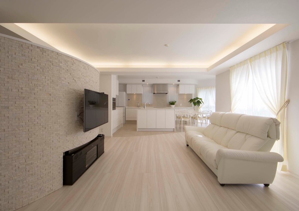 Idée de décoration pour un salon tradition de taille moyenne avec une salle de réception, un mur gris, un sol en contreplaqué, un téléviseur fixé au mur et un sol blanc.