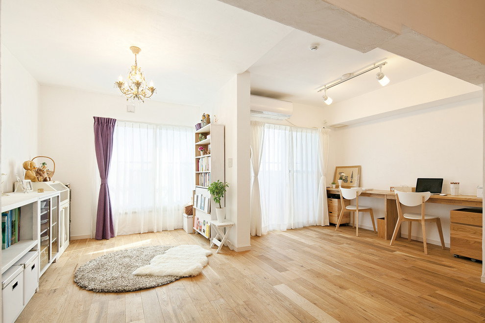 Offenes Nordisches Wohnzimmer mit weißer Wandfarbe, braunem Holzboden und braunem Boden in Tokio Peripherie