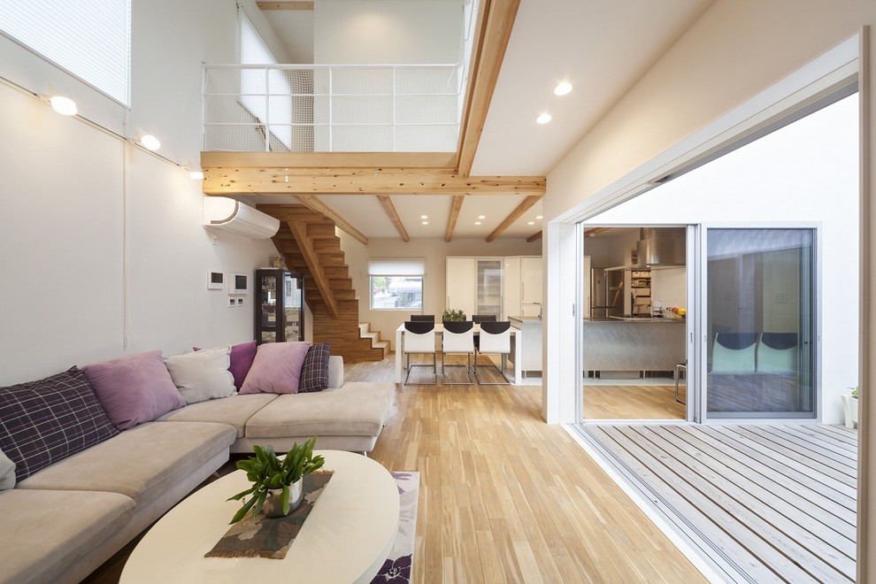 Idee per un soggiorno minimal aperto con pareti beige, parquet chiaro e pavimento beige
