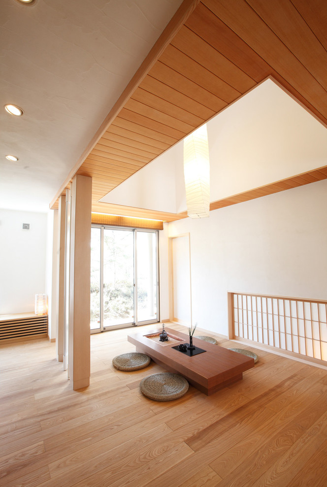 Asiatisches Wohnzimmer ohne Kamin mit Sperrholzboden und beigem Boden