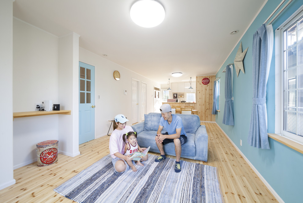 Maritimes Wohnzimmer mit hellem Holzboden in Sonstige