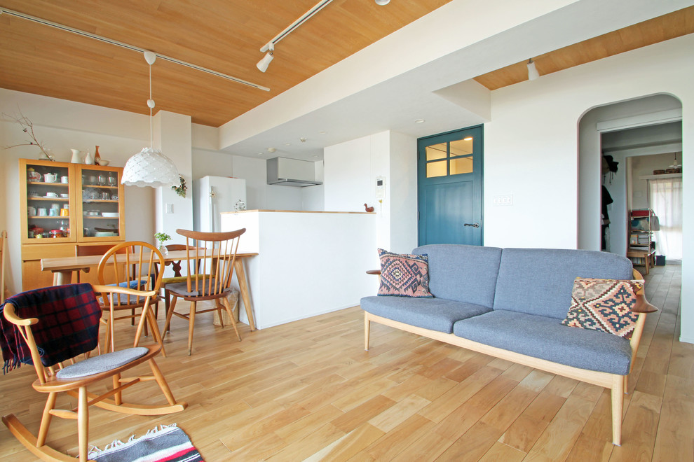 Ispirazione per un soggiorno scandinavo aperto con pareti bianche, pavimento in legno massello medio e pavimento beige