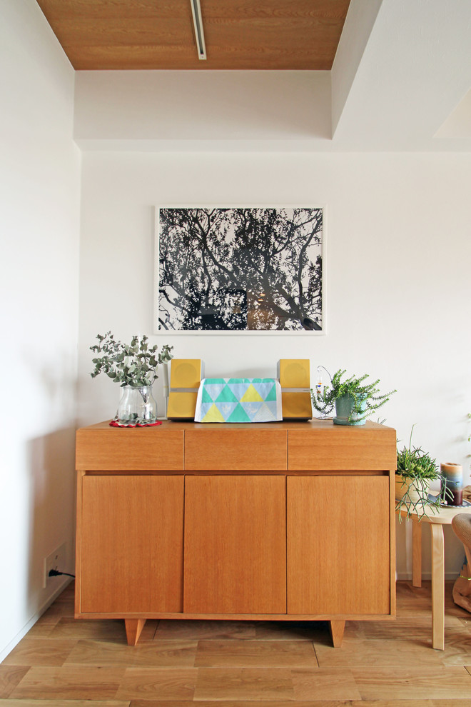 Imagen de salón abierto escandinavo con paredes blancas, suelo de madera en tonos medios y suelo beige