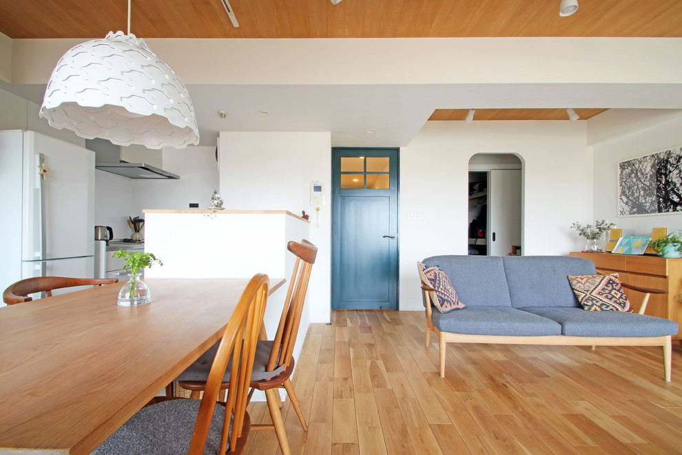 Esempio di un soggiorno scandinavo aperto con pareti bianche, pavimento in legno massello medio e pavimento beige