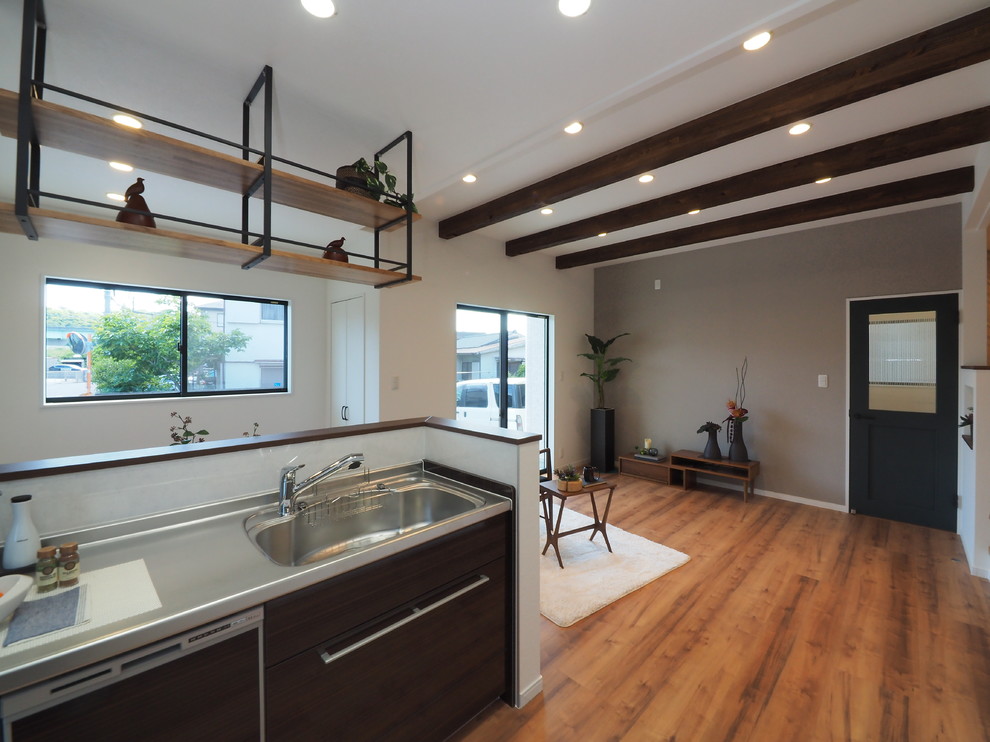 На фото: маленькая открытая гостиная комната в современном стиле с серыми стенами, паркетным полом среднего тона и коричневым полом для на участке и в саду с