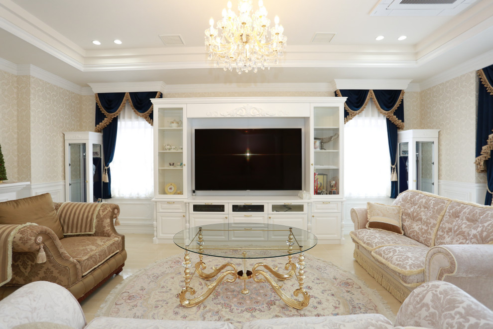 Esempio di un ampio soggiorno vittoriano aperto con sala formale, pareti beige, pavimento in marmo, nessun camino, TV a parete, pavimento beige, pannellatura e soffitto ribassato