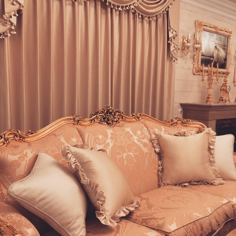 Источник вдохновения для домашнего уюта: гостиная комната в классическом стиле с белыми стенами, мраморным полом, стандартным камином, фасадом камина из камня и розовым полом
