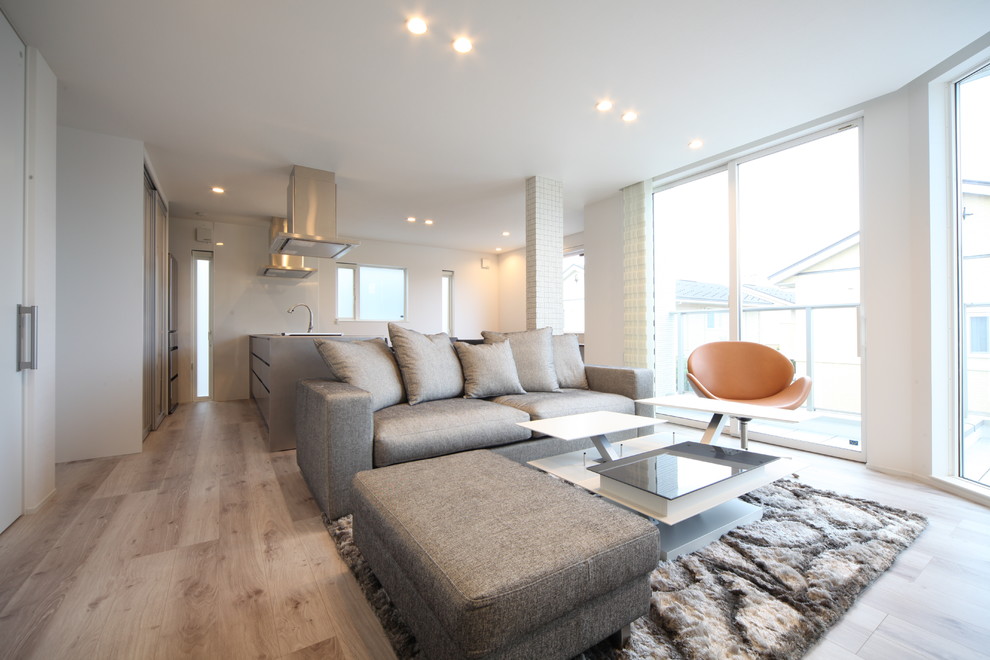 Esempio di un soggiorno minimalista aperto con pareti bianche, pavimento in legno verniciato e pavimento grigio