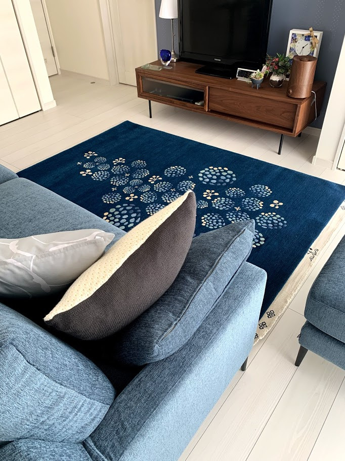 Réalisation d'un salon minimaliste avec un mur bleu, un sol en contreplaqué, un téléviseur indépendant, un sol blanc, un plafond en papier peint et du papier peint.