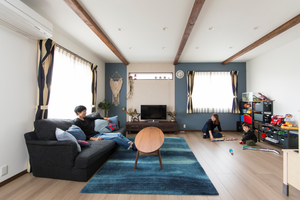 Ispirazione per un soggiorno con pareti blu, pavimento in compensato e pavimento marrone