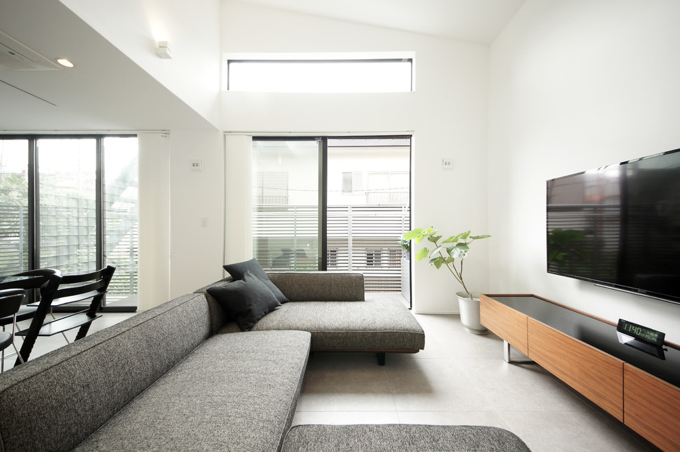 Ispirazione per un soggiorno moderno di medie dimensioni e aperto con sala formale, pareti bianche, pavimento in travertino, nessun camino e TV a parete