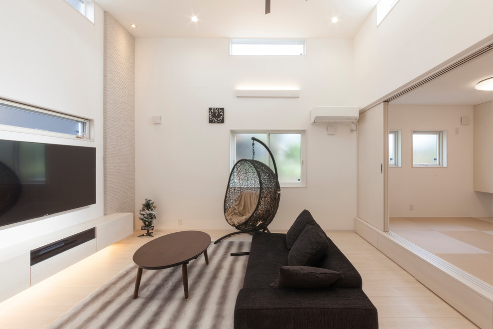 Esempio di un soggiorno scandinavo con pareti bianche, pavimento in legno verniciato, TV a parete e pavimento bianco