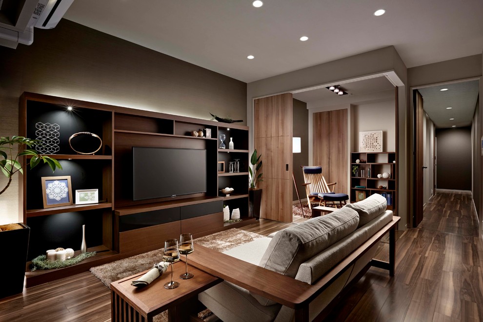 Asiatisches Wohnzimmer mit grauer Wandfarbe, dunklem Holzboden und TV-Wand in Nagoya
