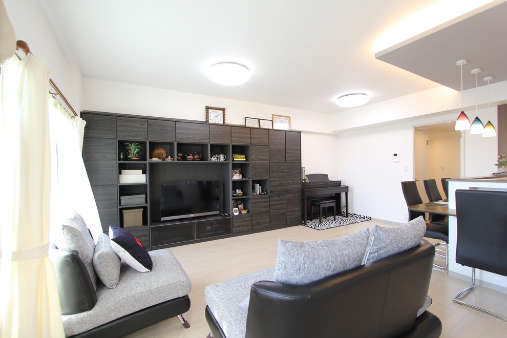 Idee per un soggiorno moderno aperto con pavimento in compensato, parete attrezzata, pavimento bianco e pareti bianche