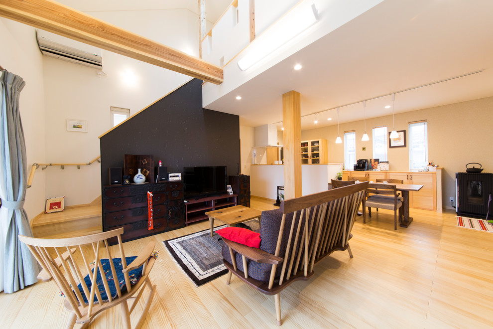 Идея дизайна: гостиная комната в скандинавском стиле с отдельно стоящим телевизором