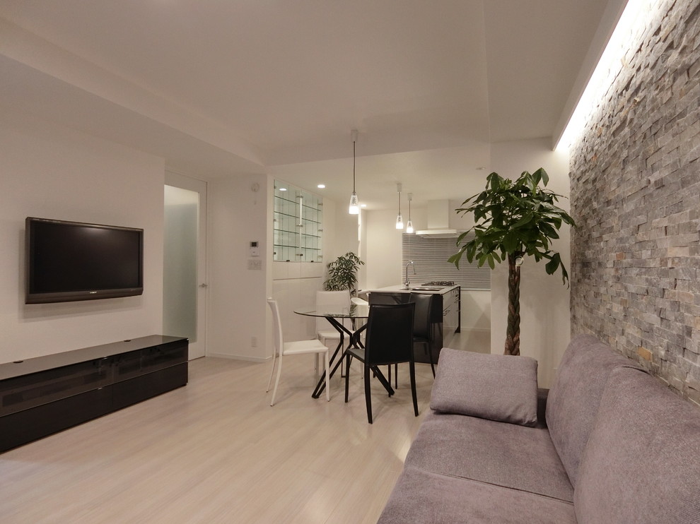 Diseño de salón con barra de bar abierto minimalista de tamaño medio con paredes púrpuras, suelo de contrachapado, televisor colgado en la pared y suelo blanco