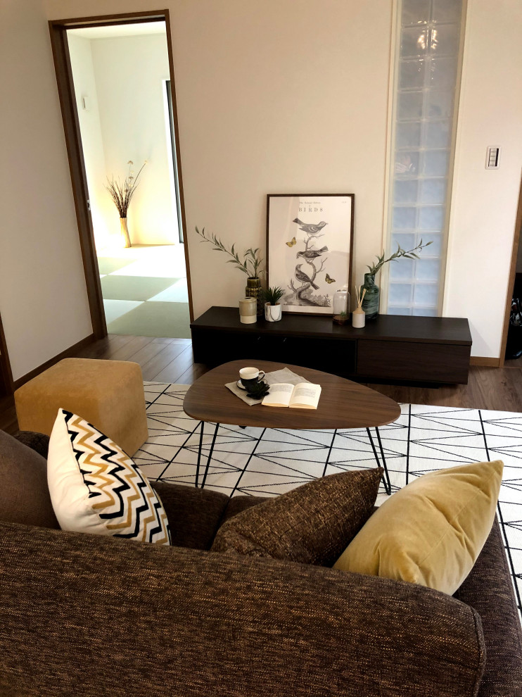 Immagine di un piccolo soggiorno minimalista aperto con pareti bianche, pavimento in compensato, TV autoportante, pavimento marrone, soffitto in carta da parati e carta da parati