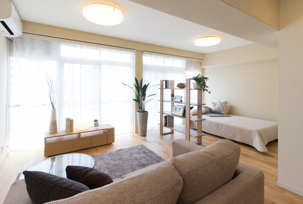 Immagine di un soggiorno minimal aperto con pareti bianche, parquet chiaro e pavimento marrone