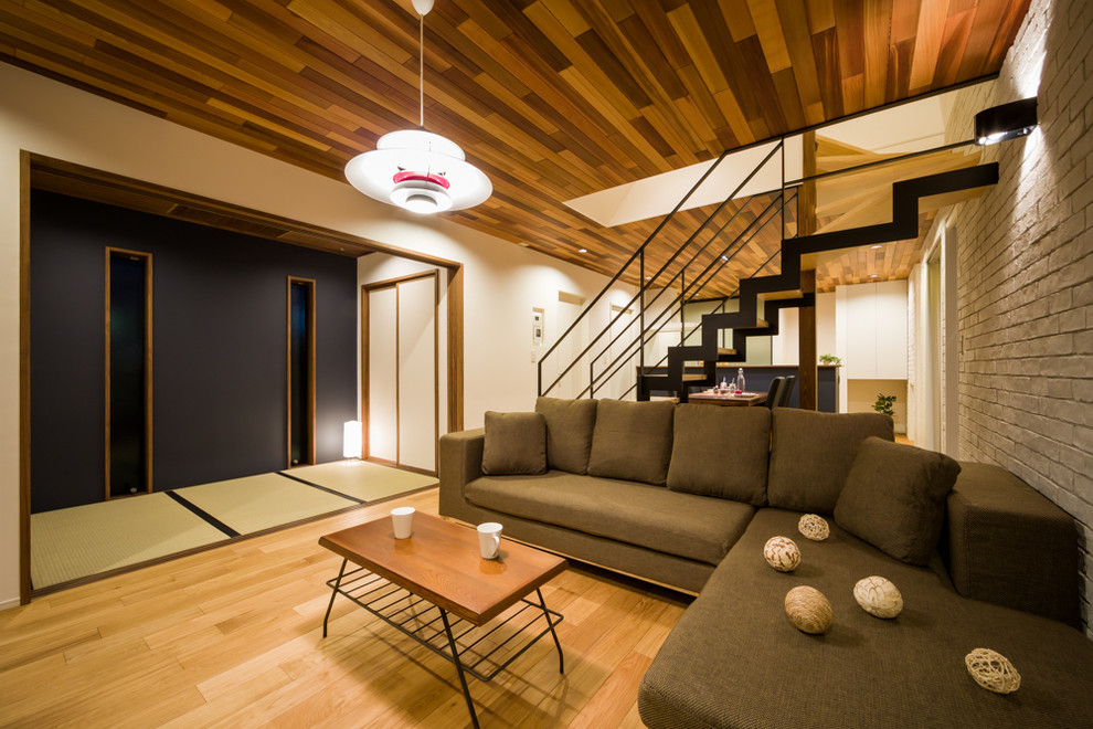 Foto de salón abierto de estilo zen con paredes blancas, suelo de madera clara y suelo beige
