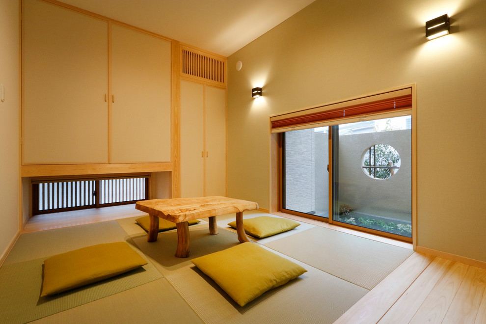 Inspiration för vardagsrum, med beige väggar, tatamigolv och grönt golv