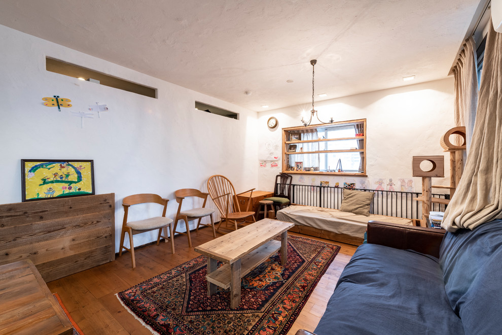 Ispirazione per un soggiorno scandinavo di medie dimensioni e aperto con pareti viola, parquet chiaro, nessuna TV e pavimento marrone