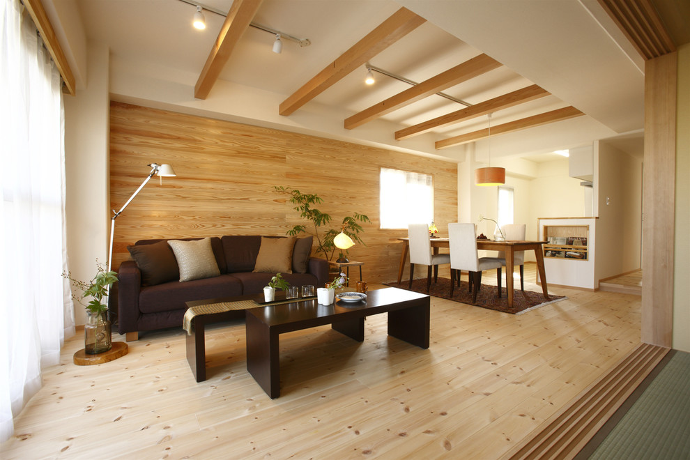 Cette photo montre un salon asiatique avec un mur marron, un sol en bois brun et un sol marron.