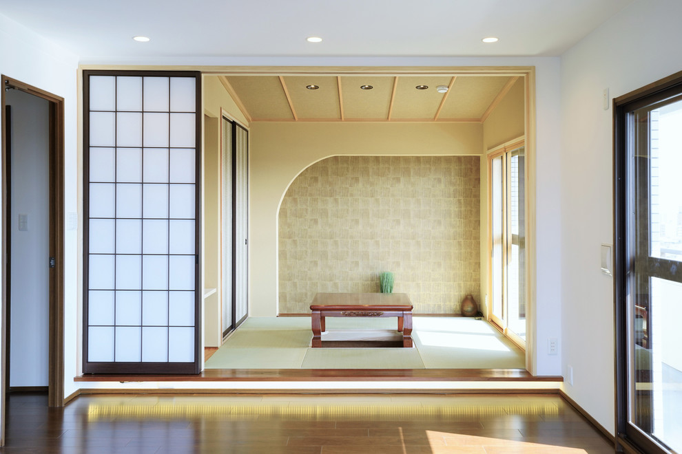 Modelo de sala de estar cerrada de estilo zen de tamaño medio sin televisor con tatami, paredes beige y suelo verde