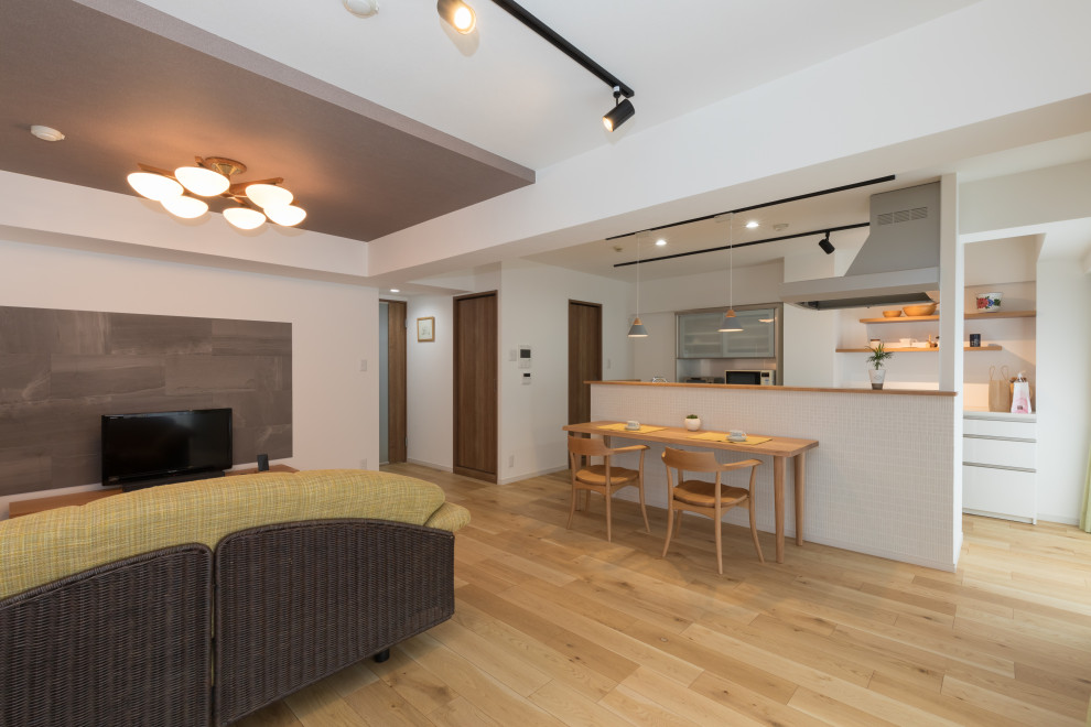 Esempio di un soggiorno moderno aperto con pareti bianche, pavimento in compensato, TV autoportante e pavimento beige